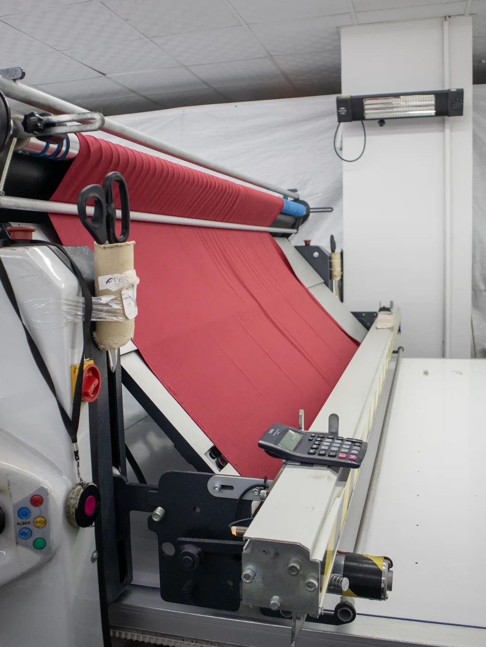 Spreading machine feeding fabric onto the cutting table
