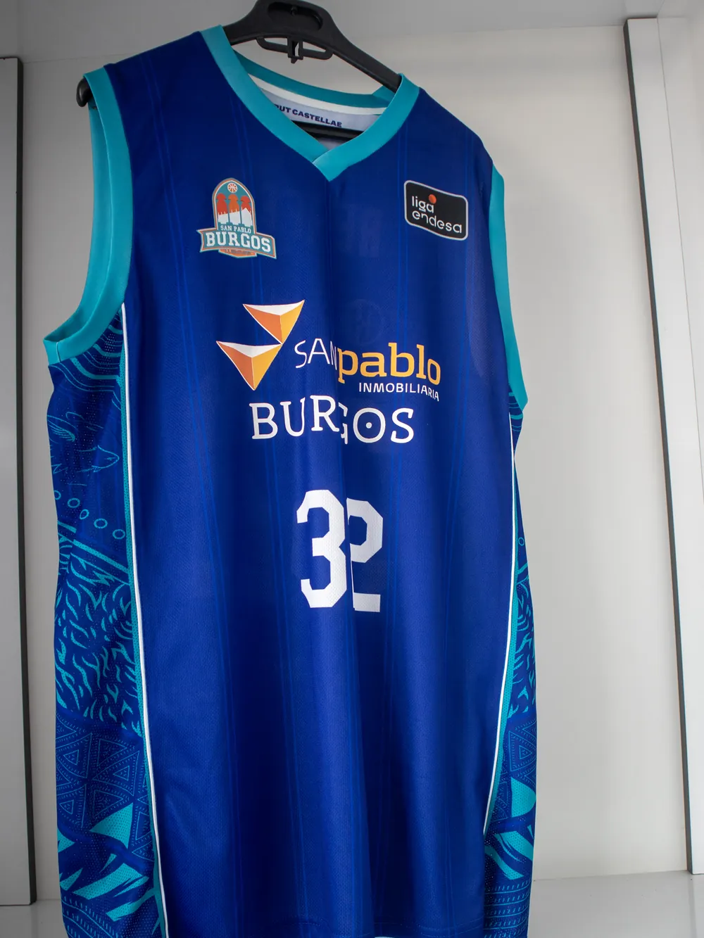 Basketball jerseys — Reversible and single-sided, cut for movement (1)