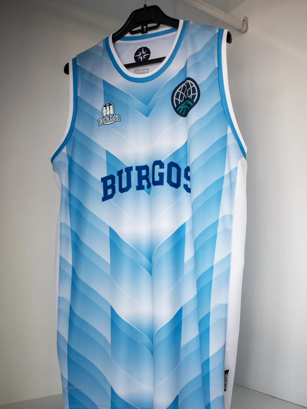 Basketball jerseys — Reversible and single-sided, cut for movement (4)