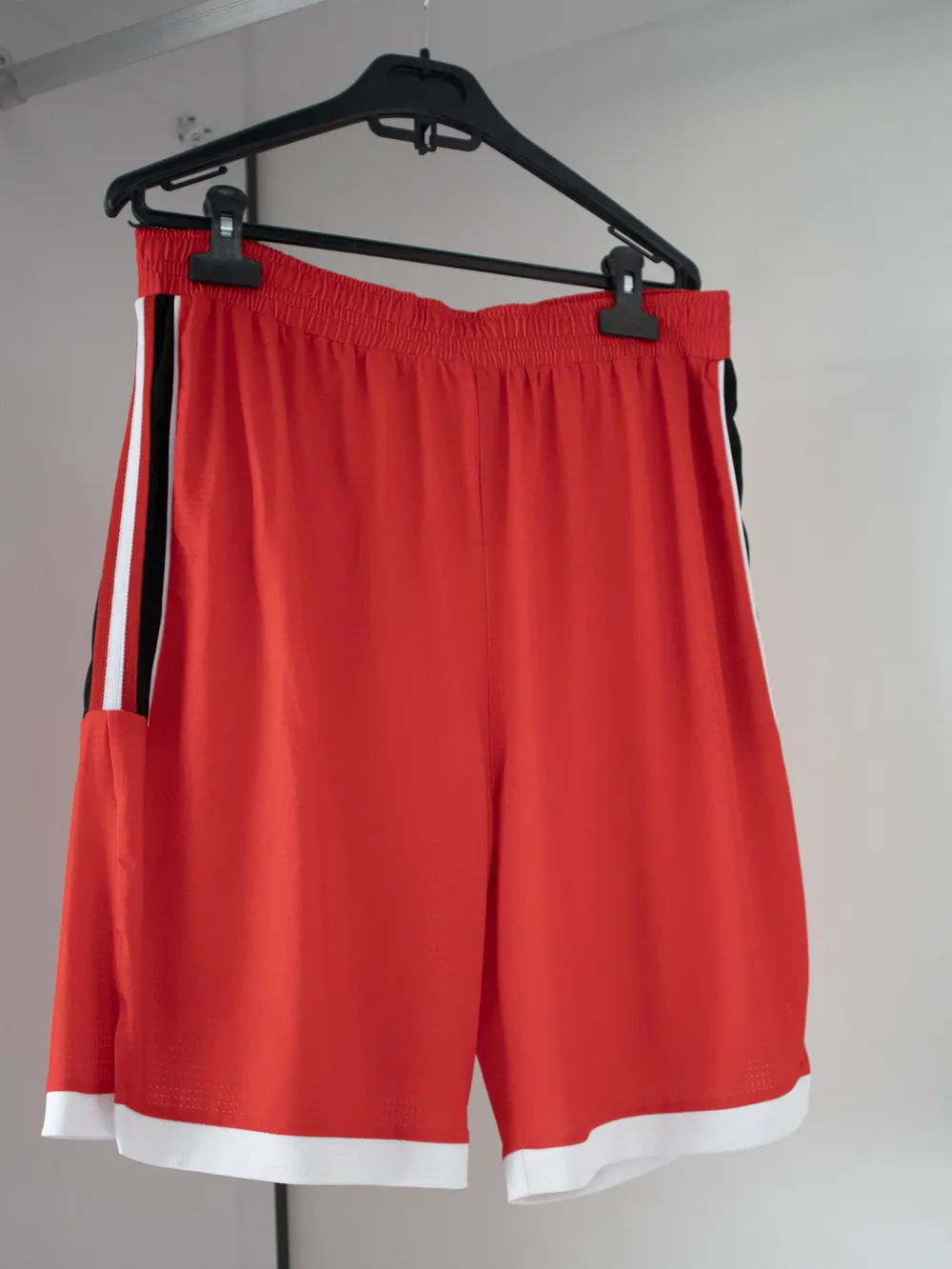 Basketball shorts — Long-cut shorts with contrast trim (1)