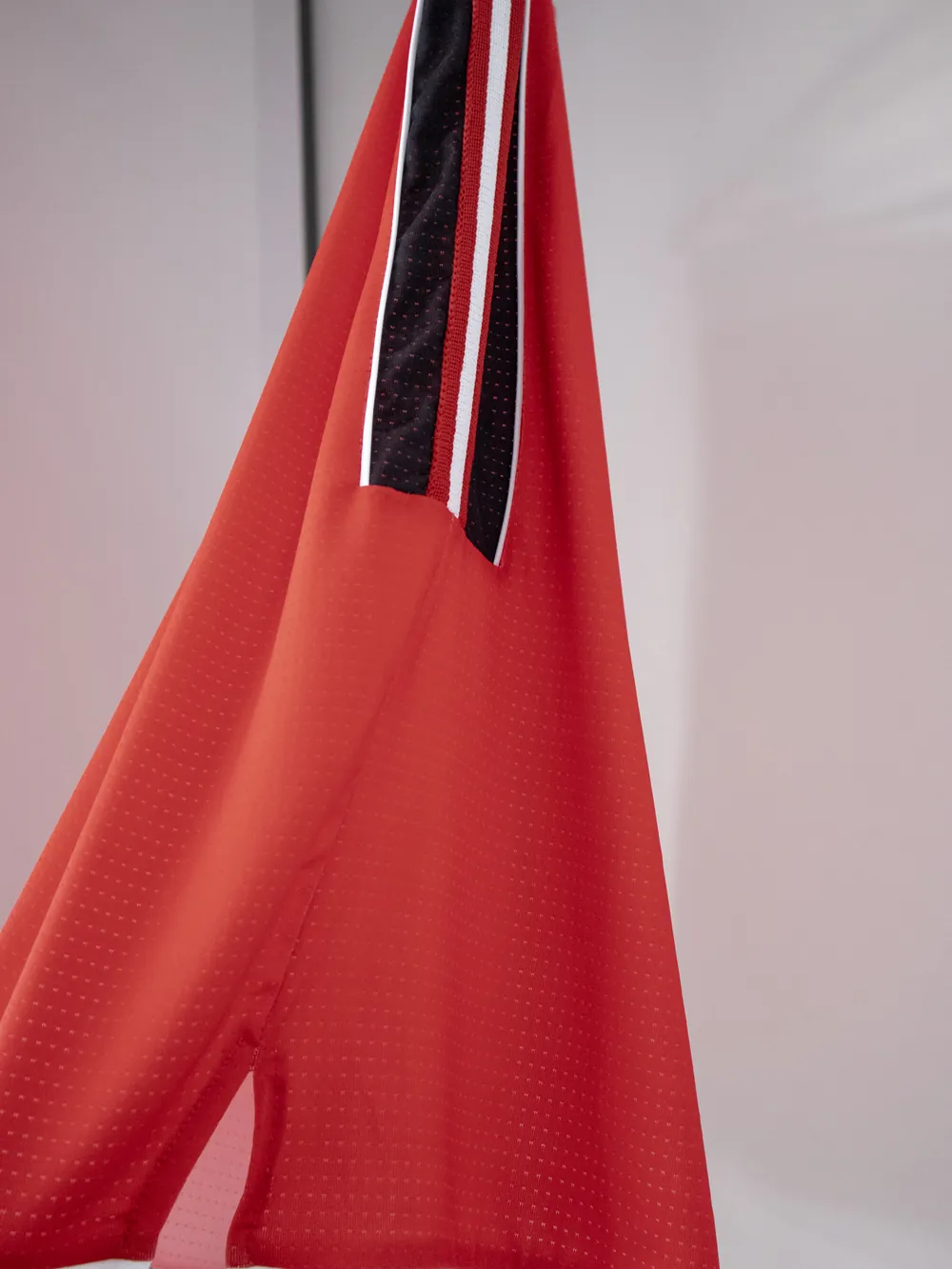 Basketball shorts — Long-cut shorts with contrast trim (2)