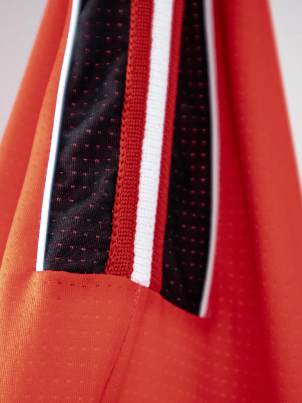 Basketball shorts — Long-cut shorts with contrast trim (3)