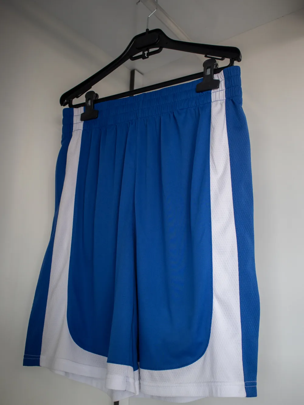 Basketball shorts — Long-cut shorts with contrast trim (4)