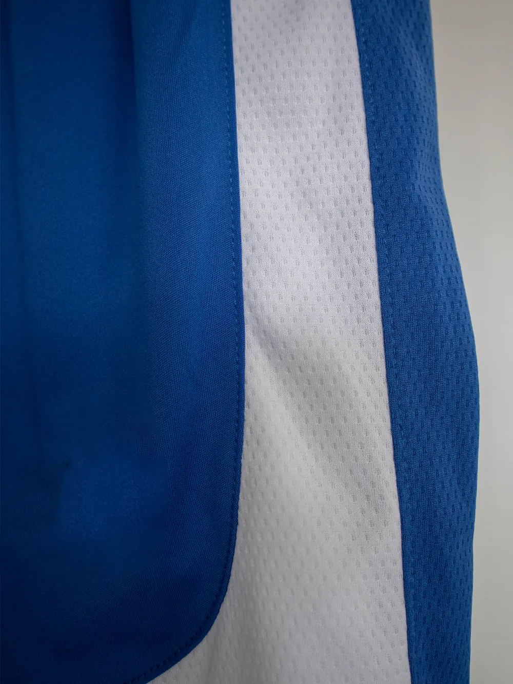 Basketball shorts — Long-cut shorts with contrast trim (5)