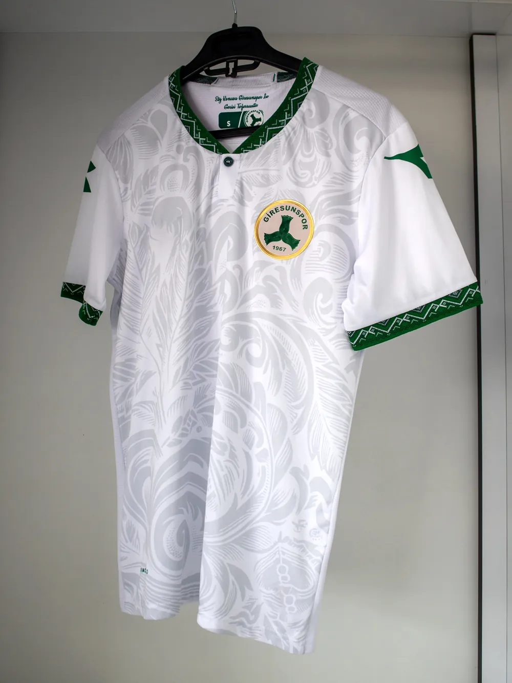 Football jerseys — Match and training shirts, any colourway (3)