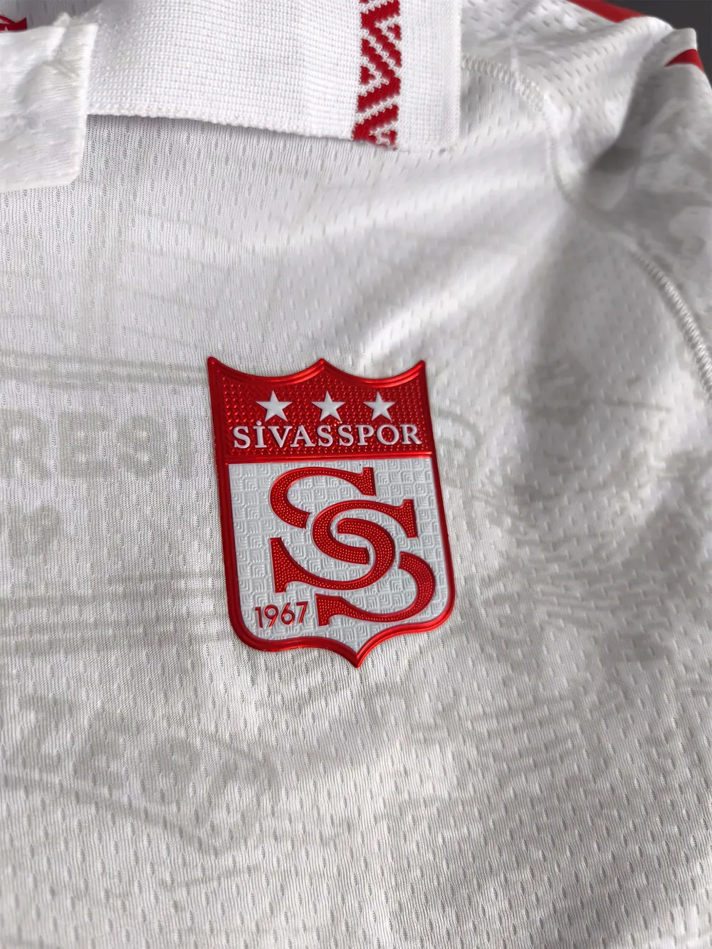 Football jerseys — Match and training shirts, any colourway (5)