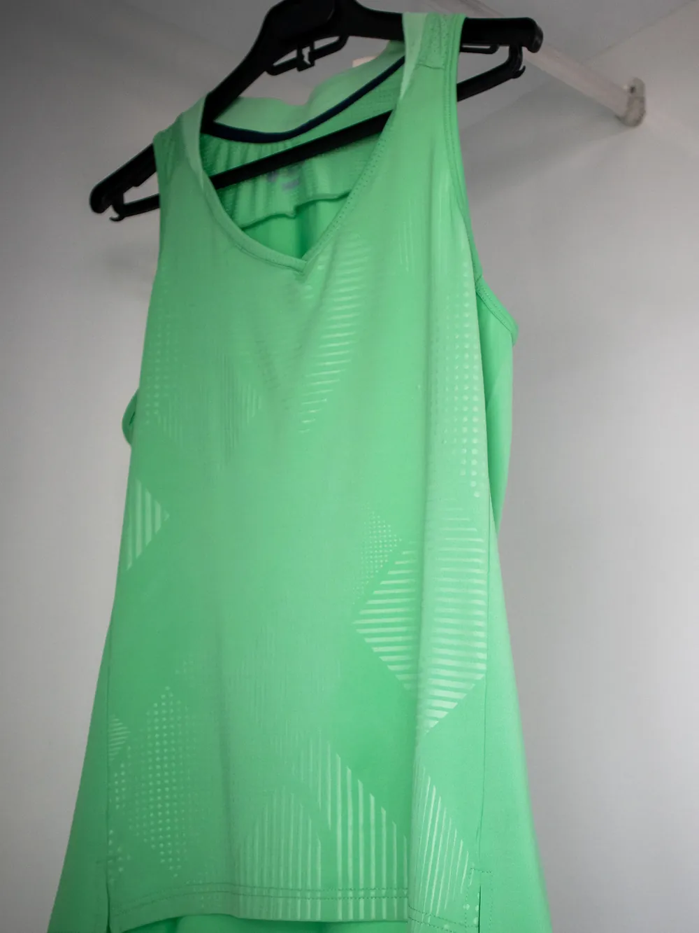 Running tops — Singlets and tees for road and track (1)