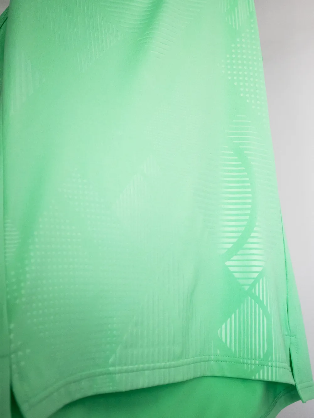 Running tops — Singlets and tees for road and track (2)
